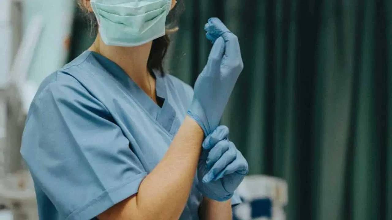 7 वर्षाच्या मुलाच्या जखमेतून रक्तस्त्राव, टाके घालण्याऐवजी लावलं Feviquick , नर्सच्या कारनाम्याने गदारोळ