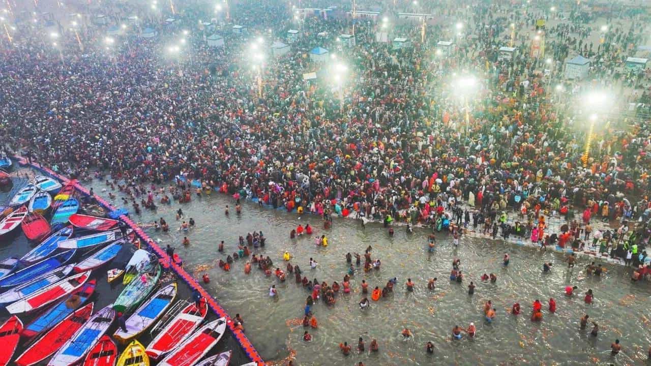 कुंभमध्ये अंघोळीला गेली... हाती लागली अशी चीज... करोडो लोक आले, पण कुणालाच नाही दिसली