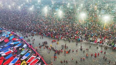 कुंभमध्ये अंघोळीला गेली... हाती लागली अशी चीज... करोडो लोक आले, पण कुणालाच नाही दिसली