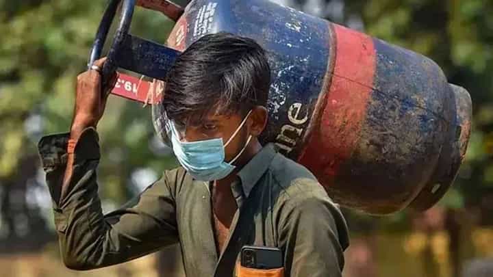 LPG Price Hike : महिन्याच्या पहिल्याच दिवशी महागाईचा धक्का; LPG सिलिंडरचे दर वाढले, आता किती रूपये मोजावे लागणार? LPG Price Hike : महिन्याच्या पहिल्याच दिवशी महागाईचा धक्का; LPG सिलिंडरचे दर वाढले, आता किती रूपये मोजावे लागणार?