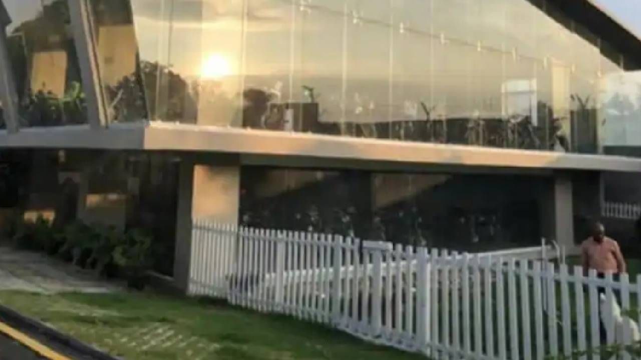 या फार्म हाऊसवर एक स्विमिंग पूल, जीम आणि धोनीच्या बाईकसाठी एक मोठे गॅरेज आहे. या फार्म हाऊसचे कौतुक तर विराट कोहलीने पण केले आहे. 