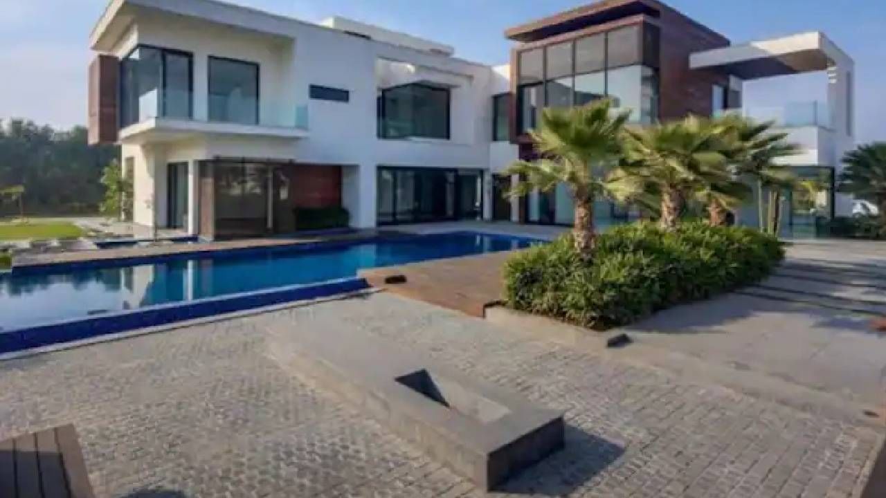 महेंद्र सिंह धोनीचा फार्म हाऊस, रांची जवळील सीमालिया येथे आहे. त्याचे चाहते हा फार्म हाऊस दूरदूरून पाहण्यासाठी येतात. तर काही जण हा फार्महाऊस ऑनलाईन पाहतात. 