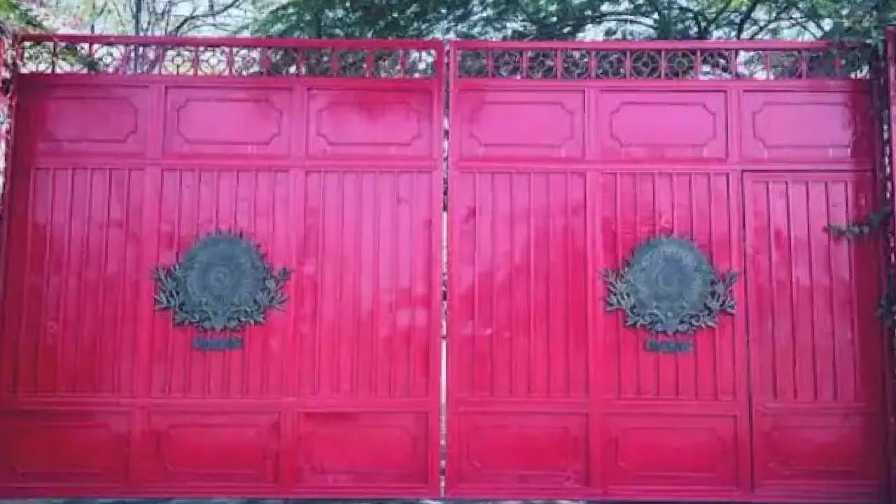 धोनीचा फार्म हाऊसला लाल रंगाचे दरवाजा आहे. आता हा फर्म हाऊस रांचीची नवीन ओळख आहे. या ठिकाणी त्याचे चाहते बाहेरून का असेना सेल्फी घेतल्याशिवाय राहत नाही. हे एक पर्यटन स्थळ झाले आहे.