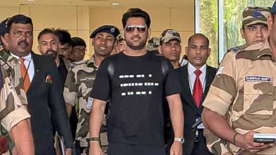 धोनीच्या टीशर्टवरील मेसेजने खळबळ! चाहत्यांमध्ये रंगली जोरदार चर्चा