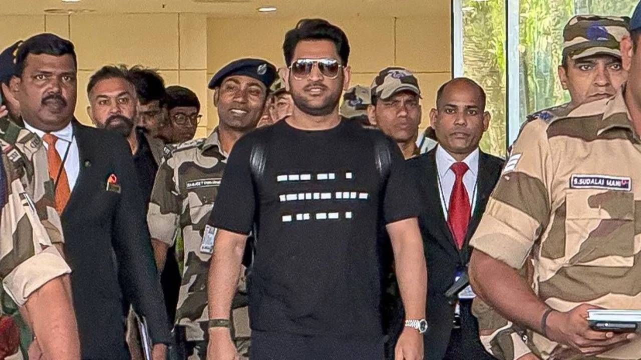 धोनीच्या टीशर्टवरील मेसेजने खळबळ! चाहत्यांमध्ये रंगली जोरदार चर्चा धोनीच्या टीशर्टवरील मेसेजने खळबळ! चाहत्यांमध्ये रंगली जोरदार चर्चा