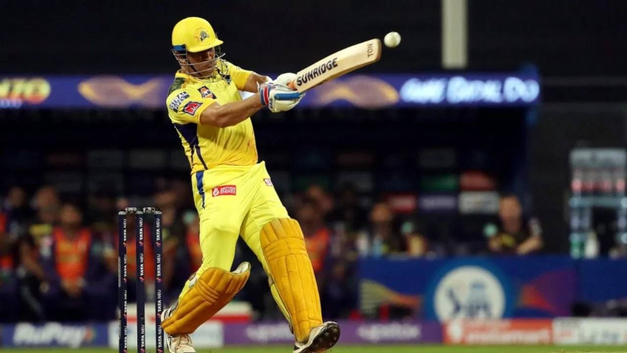 धोनीबाबत क्रेझ कायम असताना एक महत्त्वाची बातमी समोर आली आहे. इंडियन एक्सप्रेसमधील एका वृत्तानुसार, एमएस धोनीने आयपीएल 2025 साठी त्याच्या बॅटचे वजन 20  ग्रॅमने कमी केले आहे.