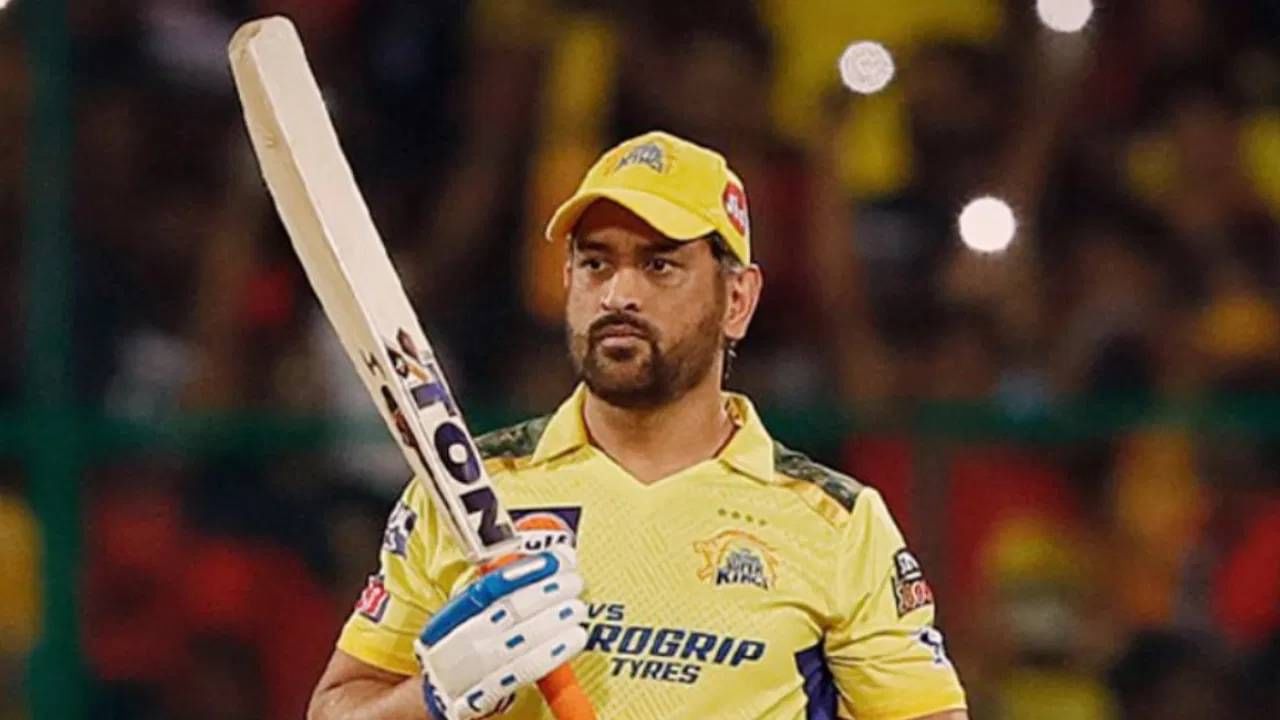 मुंबई इंडियन्स आणि चेन्नई सुपर किंग्स यांच्यात सामना सीएसकेच्या होमग्राउंडवर होणार आहे. या सामन्यासाठी भरपूर अवधी आहे. पण धोनीने सरावात कोणतीही कसर सोडलेली नाही. त्यामुळे धोनीला फलंदाजी करताना पाहण्याची उत्सुकता शिगेला पोहोचली आहे.