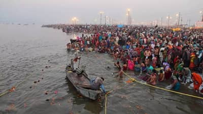 निर्लज्जपणाचा कळस... महाकुंभात अंघोळ करणाऱ्या, कपडे बदलणाऱ्या महिलांच्या व्हिडिओची विक्री; टेलिग्राम, इन्स्टा आणि फेसबुकवर काळेधंदे