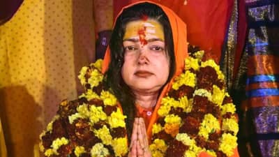 मोठा ट्विस्ट... ममता कुलकर्णी पुन्हा बनली महामंडलेश्वर, पहिल्यांदाच उघड केलं पद सोडण्याचं कारण