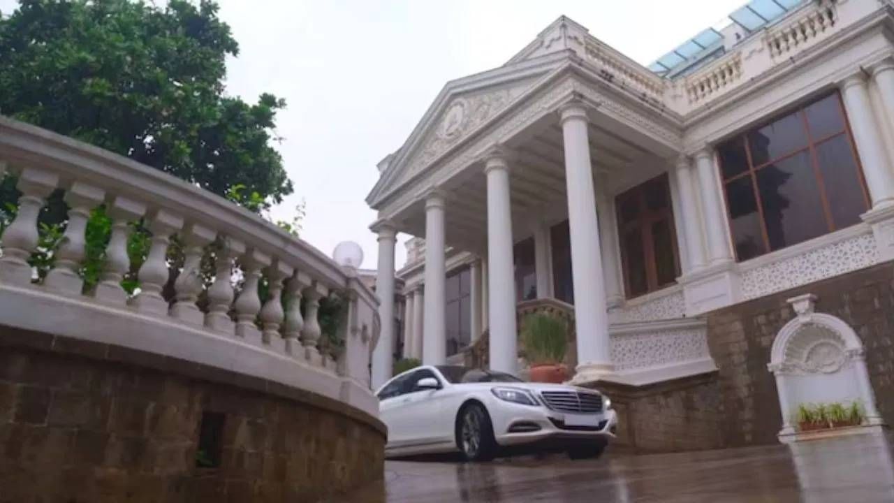 मीडिया रिपोर्ट्सनुसार, त्यावेळी किंग खानने हा बंगला केवळ १३ कोटी रुपयांना खरेदी केला होता. त्यावेळी ही रक्कम देखील खूप मोठी होती. शाहरुखने एका मुलाखतीमध्ये मन्नत ही सर्वात मोठी खरेदी असल्याचे म्हटले होते.