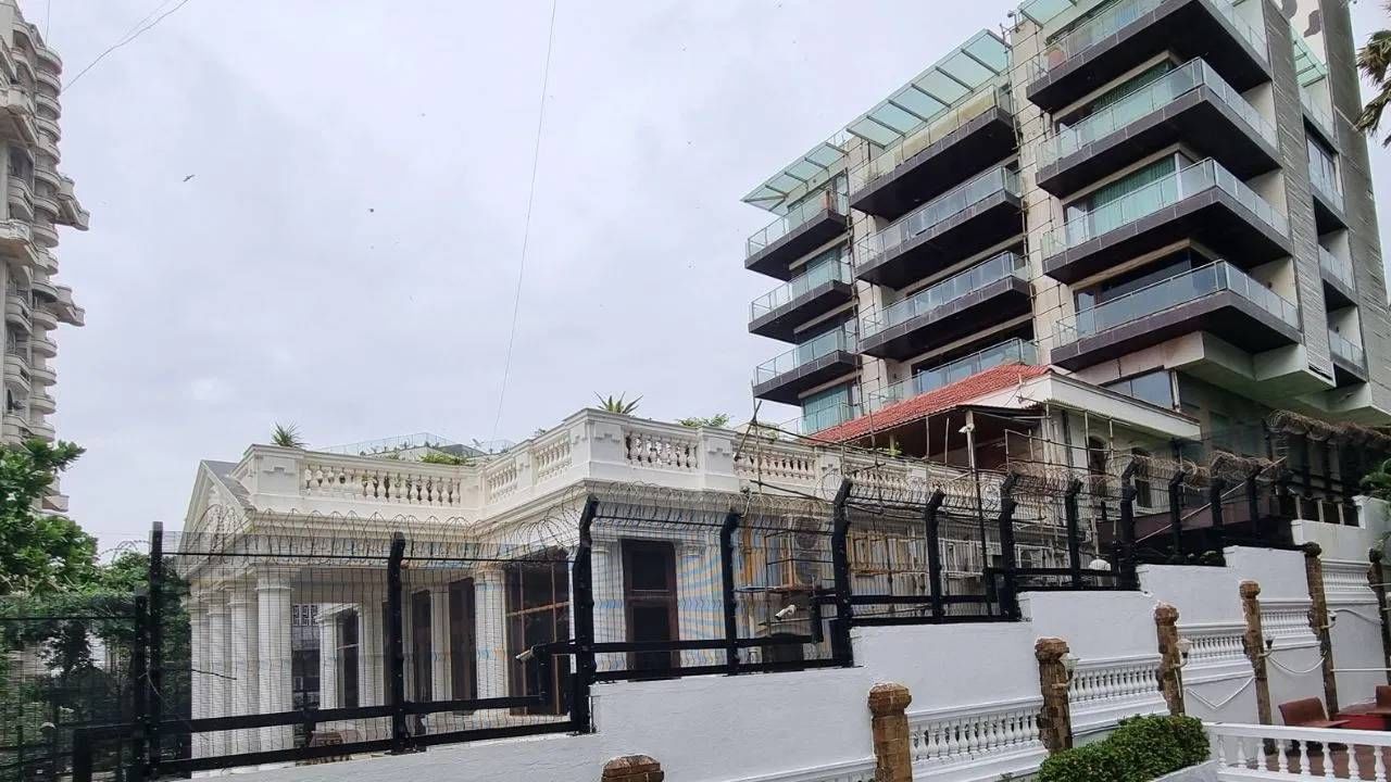 शाहरुख खानच्या मन्नत या बंगल्याचे पहिले नाव विला वियना होते. १९१४ साली हा बंगला उभारण्यात आला होता. हा बंगला एक ऐतिहासिक स्थळ म्हणून जवळपास एक दशक ओळखला जात होता.