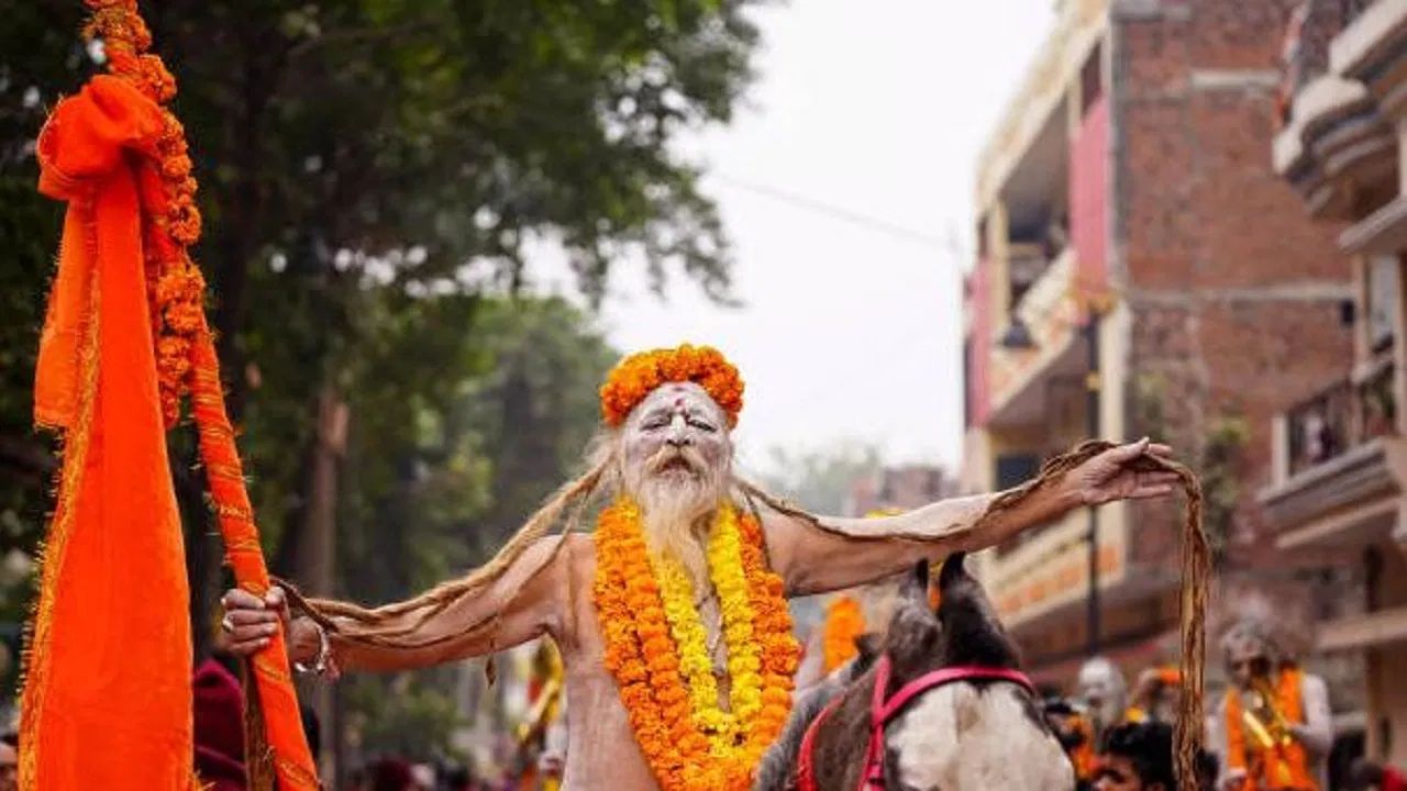 Maha Shivratri 2025: महाकुंभातून जाताना नागा साधू का सैल करतात धर्म ध्वजाची दोर? शेवटच्या दिवशी करतात असे भोजन