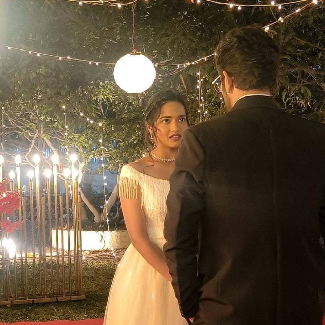 अशातच किशोर लीलाला जीवे मारण्याचा प्लॅन बनवतोय. त्यासाठी तो एजे आणि लीलाच्या मागे माणसं पाठवतो. आता एजे फिल्मी स्टाईल प्रपोज करू शकेल की खरंच एजेच्या मनातील भीती खरी ठरेल हे मालिकेच्या आगामी भागात पहायला मिळेल. 
