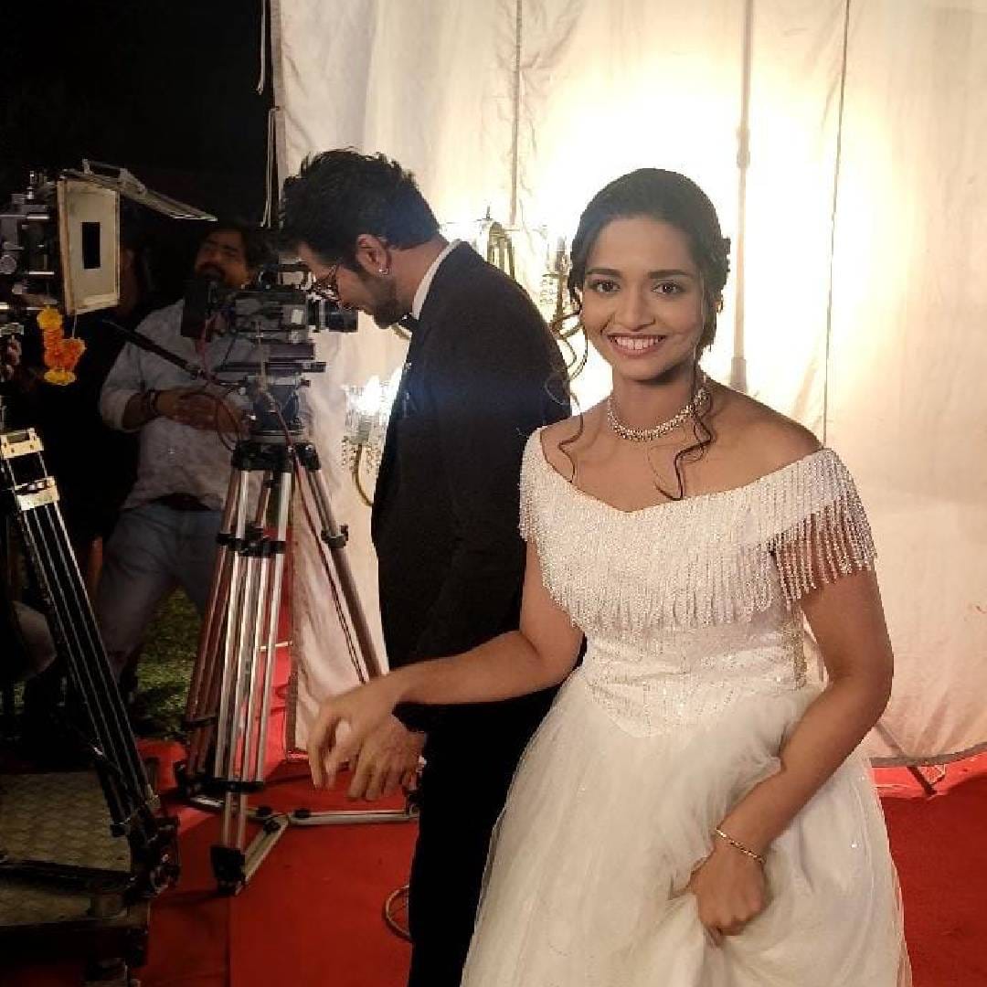 'झी मराठी' वाहिनीवरील 'नवरी मिळे हिटलरला' या मालिकेच्या कथानकात रंजक वळण आलं आहे. एजेनं प्रपोज करावं म्हणून लीला उपोषणाला बसणार आहे. त्यात तिला सरोजिनीची साथ मिळणार आहे. 
