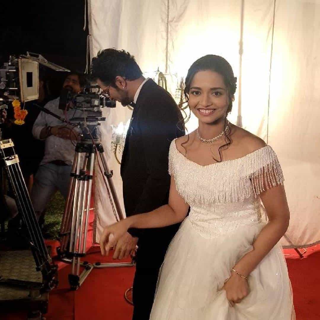 'झी मराठी' वाहिनीवरील 'नवरी मिळे हिटलरला' या मालिकेच्या कथानकात रंजक वळण आलं आहे. एजेनं प्रपोज करावं म्हणून लीला उपोषणाला बसणार आहे. त्यात तिला सरोजिनीची साथ मिळणार आहे.