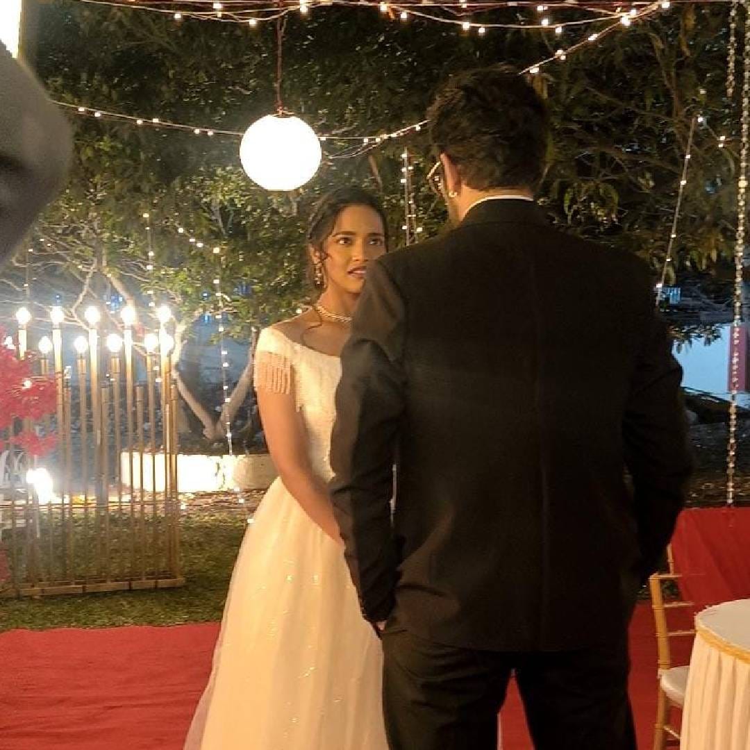 शेवटी एजे स्वतः सुद्धा उपाशी राहण्याचा निश्चय करतो, तेव्हा मात्र लीलाचा नाईलाज होतो. पण ती आपल्या म्हणण्यावर ठाम आहे. मला प्रपोज करावंच लागेल, असं ती एजेला म्हणते. 
