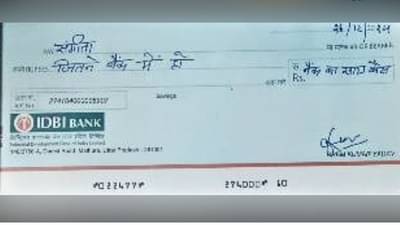 महिला बँकेत गेली, चेकवर असेही काही लिहीले की फेमस झाली
