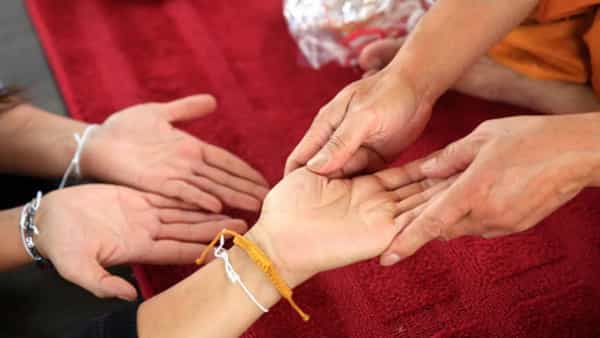आपल्याकडे जन्मपत्रिकेवरुन आयुष्यात घडणाऱ्या घटना, व्यक्तींचा स्वभाव जाणून घेता येतो. त्याचप्रमाणे हस्तरेषा शास्त्रातूनही तुम्हाला व्यक्तीचे भविष्य जाणून घेता येते. हस्तरेषा शास्त्रात (Palmistry) अनेक रेषा, खुणा, आकार आणि चिन्हे महत्त्वाची मानली जातात. यावरुन तुम्हाला तुमच्या जीवनात काय घडणार याबद्दल जाणून घेता येते.