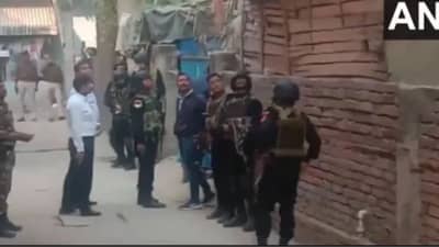 पोलिसांवर पाच राऊंड फायर, स्पेशल टास्क फोर्सचे कमांडो दाखल, दोन तास चालला थरार, चार जणांना अटक