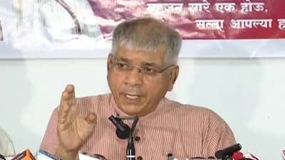 अजित पवार, एकनाथ शिंदेंनी सावध राहावं नाहीतर..., प्रकाश आंबेडकरांनी काय दिला सल्ला?