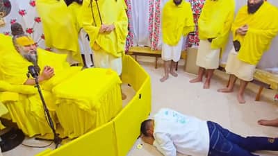 प्रेमानंद महाराज यांच्या पदयात्रेला विरोध पडला महागात, भक्तांनी घेतला गांधीगिरीने असा बदला, थेट साष्टांग दंडवत करत मागितली माफी