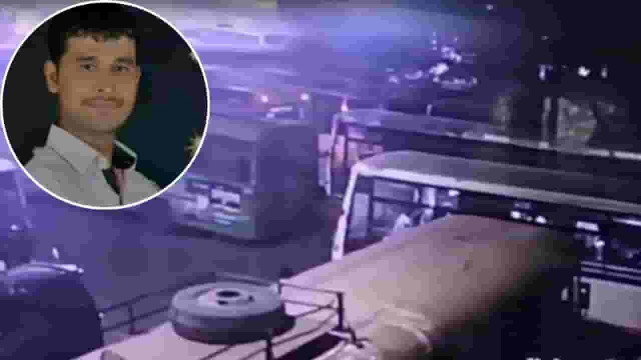 Swargate Bus Crime Video : स्वारगेट अत्याचार घटनेच्याच दिवशी नराधमाचं आणखी एक कृत्य उघड, त्याच रात्री त्यानं... Swargate Bus Crime Video : स्वारगेट अत्याचार घटनेच्याच दिवशी नराधमाचं आणखी एक कृत्य उघड, त्याच रात्री त्यानं...