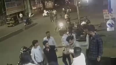 संपूर्ण पुण्याला हादरवणारी घटना, आधी बारमालकाला बेदम चोपलं, नंतर पाठलाग करत पेट्रोल टाकून जाळण्याचा प्रयत्न