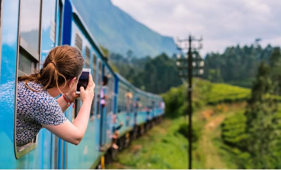 इतर स्पेशल ट्रेन्स : सुपरफास्ट ट्रेन : या जास्त वेगाने धावणाऱ्या ट्रेन असतात. (उदा. राजधानी, शताब्दी). लक्झरी ट्रेन्स : पर्यटकांच्या प्रवासासाठी आरामदायी सुविधा असलेल्या गाड्या (उदा. पॅलेस ऑन व्हील्स, डेक्कन ओडिसी ). मेट्रो आणि लोकल ट्रेन – शहरांमध्ये जलद प्रवासासाठी (उदा. मुंबई उपनगरीय लोकल, दिल्ली मेट्रो). अशा प्रकारे, भारतीय रेल्वे प्रवाशांच्या सेवेसाठी विविध प्रकारच्या ट्रेन चालवित असते.