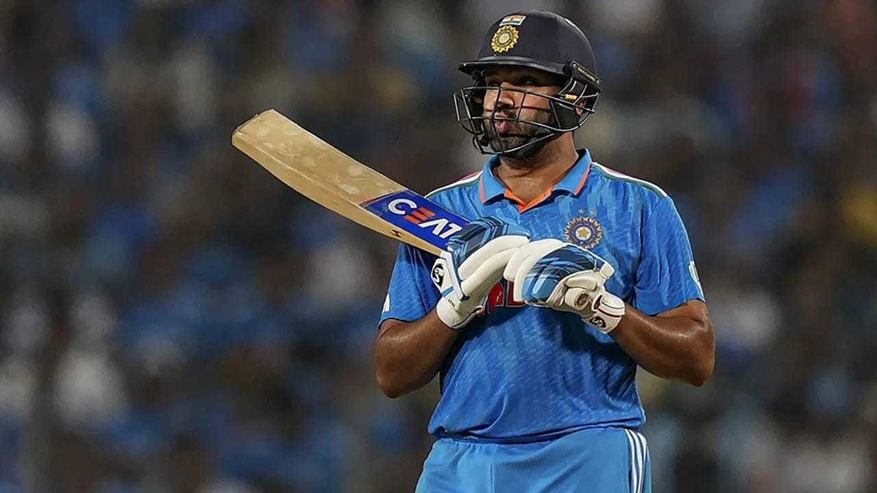 वनडे क्रिकेट स्पर्धेत सर्वाधिक षटकार मारणाऱ्या खेळाडूंच्या यादीत पाकिस्तानचा शाहीद आफ्रिदी आघाडीवर आहे. त्याने 398 वनडे सामन्यात 351 षटकार मारले आहेत. रोहित शर्माच्या नावावर आता 334 षटकार असून दुसऱ्या स्थानावर आहे.