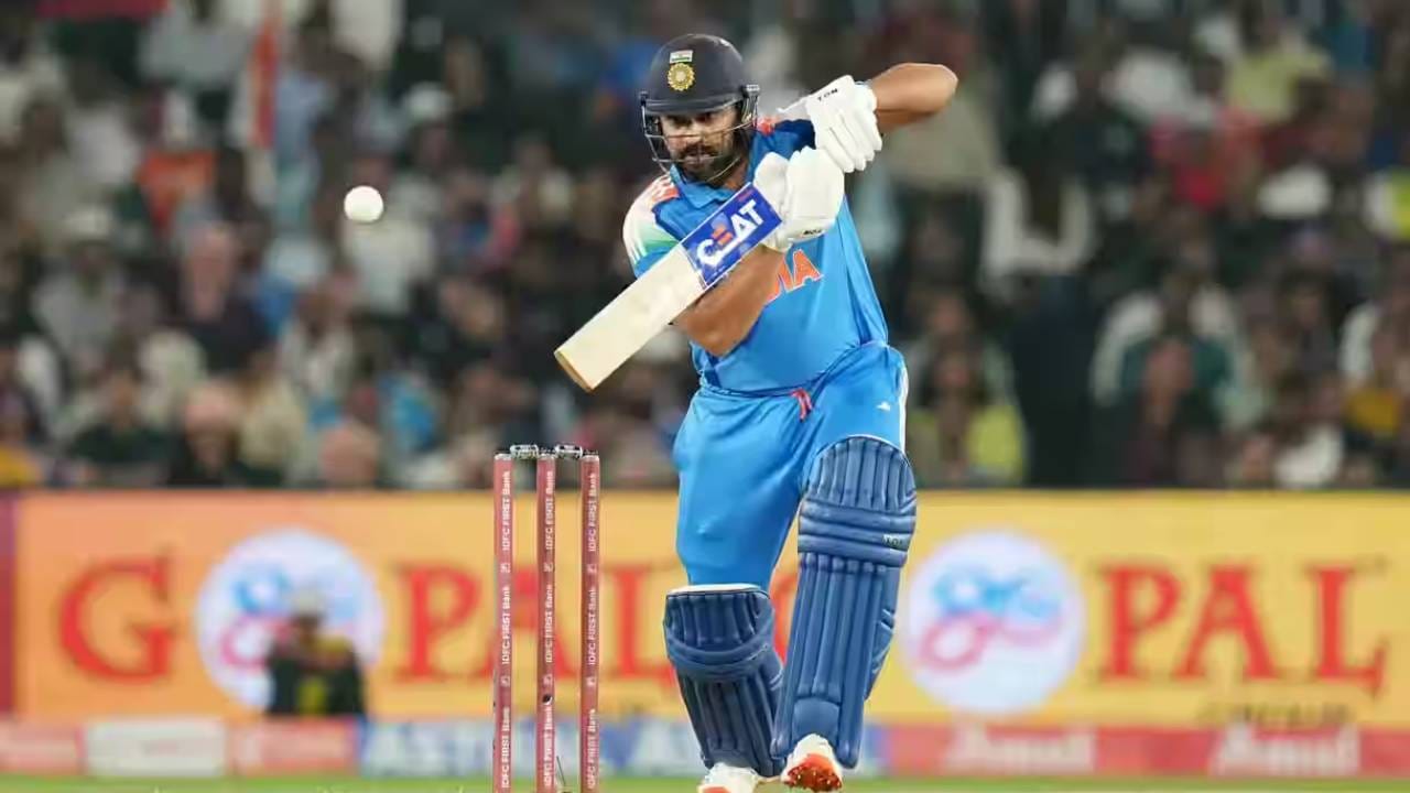 रोहित शर्माच्या नावावर वनडे क्रिकेटमध्ये एकूण 334 षटकार झाले आहेत. या षटकारांच्या यादीत आणखी वाढ होण्याची शक्यता आहे. रोहित शर्माने 18 चेंडूत तीन षटकार आणि एका चौकाराच्या मदतीने 1 चौकार मारला.