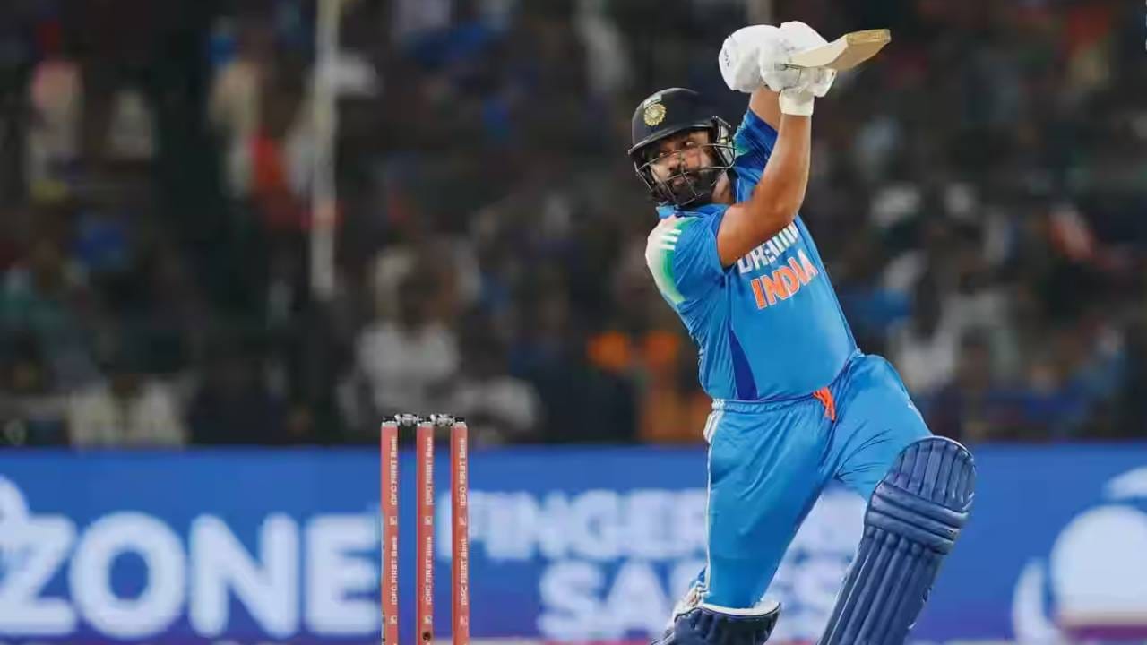 रोहित शर्मा वनडे क्रिकेटमध्ये सर्वाधिक षटकार मारणाऱ्या खेळाडूंच्या यादीत दुसऱ्या स्थानी पोहोचला आहे. रोहित शर्माने एक षटकार मारताच दुसऱ्या स्थानावर झेप मारली आहे.