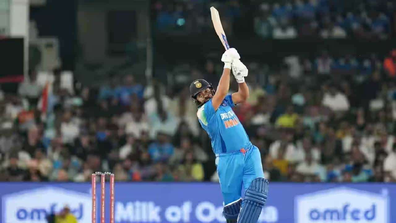 आला रे आला..! चॅम्पियन्स ट्रॉफीआधी रोहित शर्माचा फॉर्म परतला, ठोकलं वेगवान शतक