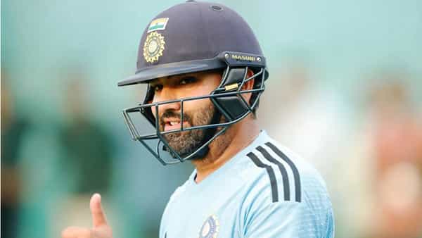 टीम इंडियाचा कर्णधार रोहित शर्माने एक मोठा विक्रम चॅम्पियन्स ट्रॉफीच्या पहिल्या सामन्यात केला आहे. रोहित शर्माने कॅप्टन कूल महेंद्रसिंह धोनीला मागे टाकलं आहे. तर विराट कोहलीने धोनीच्या विक्रमाची बरोबरी केली आहे.