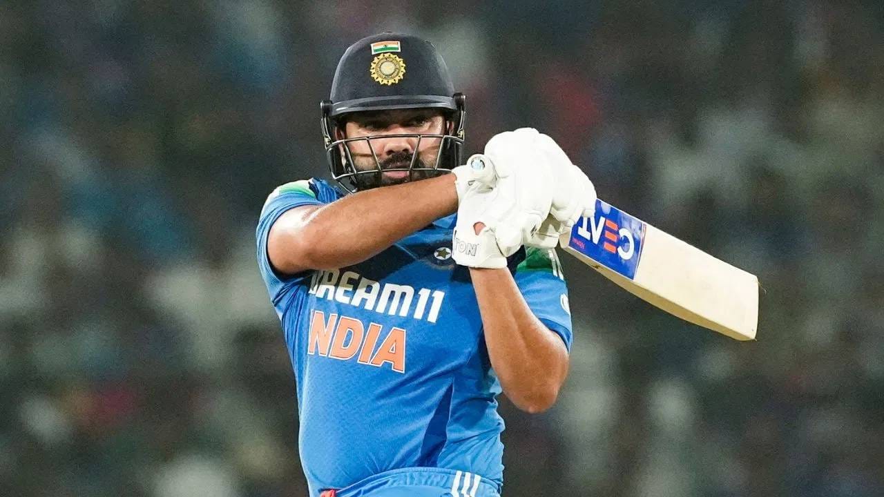 रोहित शर्माच्या आंतरराष्ट्रीय क्रिकेट कारकिर्दिला 2007 मध्ये सुरुवात झाली. त्याने 2007 मध्ये टी20 वर्ल्डकप खेळला होता. आता चॅम्पियन्स ट्रॉफी 2025 मध्ये त्याचा 15वा मर्यादीत षटकांची आयसीसी स्पर्धा आहे. यासह त्याने भारतासाठी सर्वाधिक मर्यादित षटकांच्या आयसीसी स्पर्धा खेळण्याचा विक्रम केला आहे. 