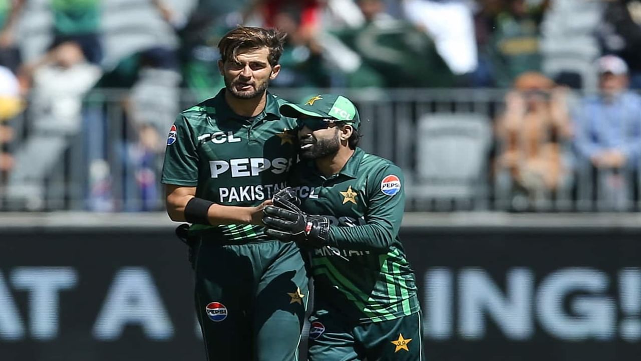 पाकिस्तान क्रिकेट बोर्डाने अखेर 31 जानेवारीला मायदेशात होणाऱ्या आयसीसी चॅम्पियन्स ट्रॉफीसाठी संघाची घोषणा केली. मोहम्मद रिझवान पाकिस्तानचं नेतृत्व करणार आहे. तसेच माजी कर्णधार बाबर आझम याला मोठी जबाबदारी मिळाली आहे. पाकिस्तान चॅम्पियन्स ट्रॉफी गतविजेता आहे. पाकिस्तानने 2017 मध्ये अंतिम फेरीत टीम इंडियाला पराभूत करत चॅम्पियन्स ट्रॉफी उंचावली होती. (Photo Credit : Icc X Account)