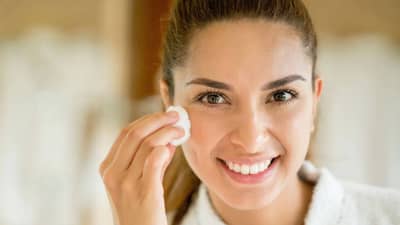 विशीतील तरुणीही फिक्या पडतील, हे घरगुती उपाय करा, वयाच्या चाळीशीतही दिसाल तरुण