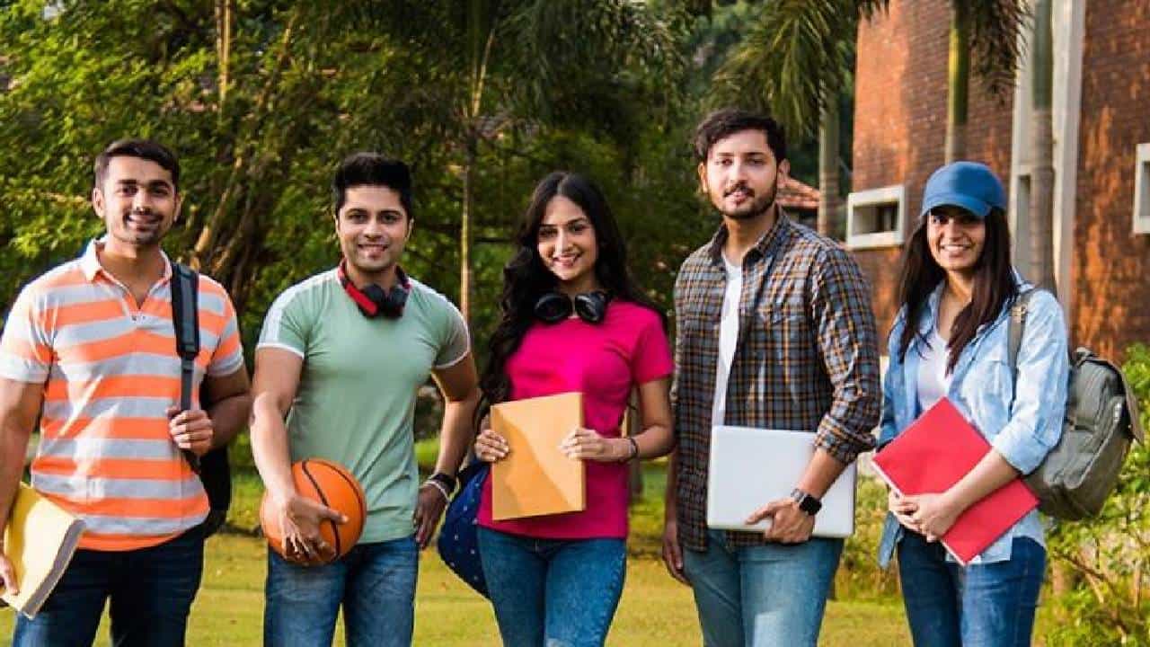 आर्ट्स शाखेतील विद्यार्थ्यांसाठी अमेरिकेत ‘हे’ खास कोर्स? 70 लाखांपर्यंत पॅकेज, जाणून घ्या