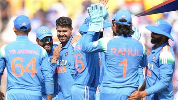 वनडे मालिकेत संधी मिळाल्यानंतर पहिल्याच सामन्यात हार्षित राणाने आपल्या भेदक गोलंदाजीचं दर्शन घडवलं. या सामन्यात हार्षित राणाने 7 षटकं टाकली आणि 53 धावा देत 3 गडी बाद केले. यासह हार्षित एक खास हॅटट्रीक नोंदवली आहे.