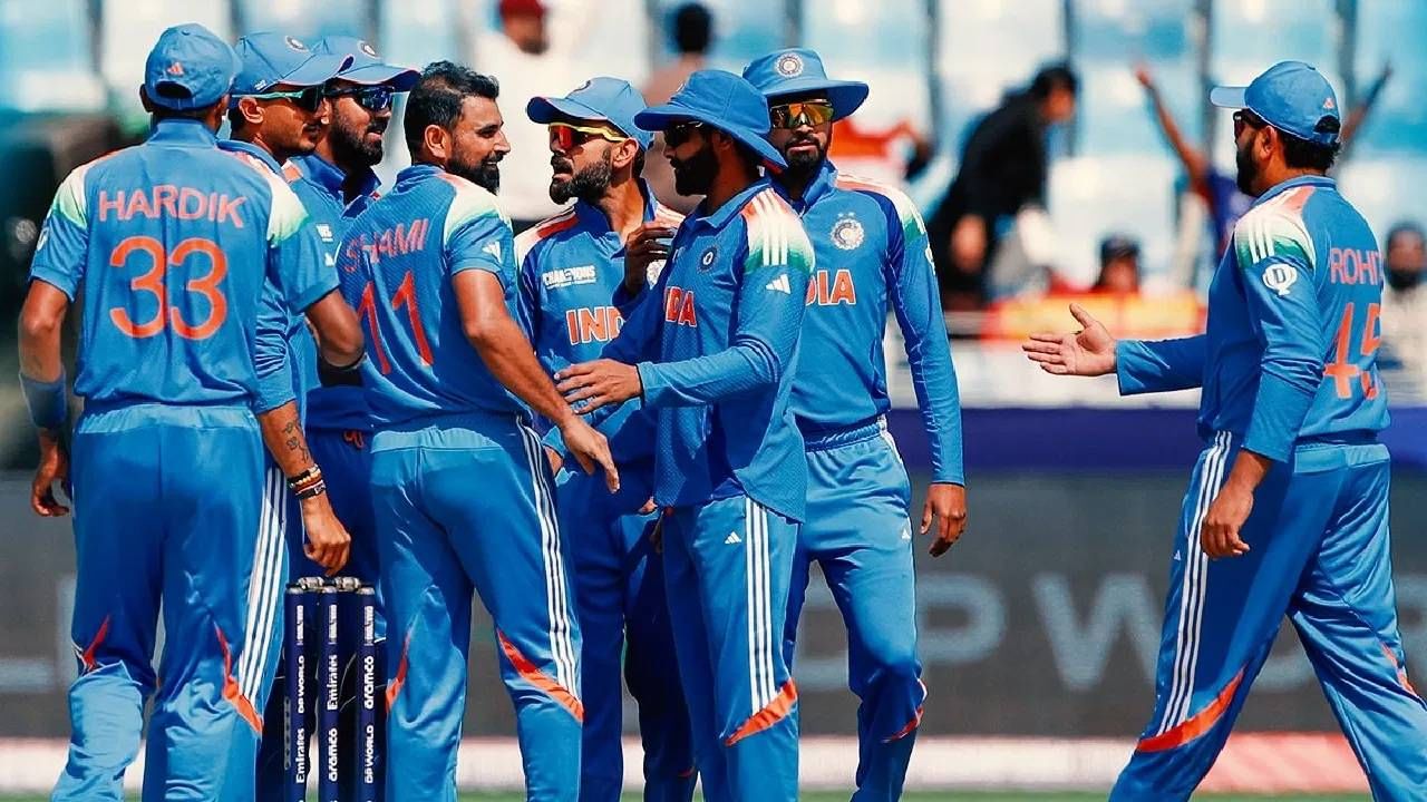 23 फेब्रुवारी रोजी होणाऱ्या पाकिस्तानविरुद्धच्या हाय-व्होल्टेज सामन्यात मोहम्मद शमी आणि हर्षित राणा टीम इंडियाच्या वेगवान गोलंदाजी युनिटचे नेतृत्व करतील असे म्हणता येईल. हार्दिक पांड्या तिसऱ्या वेगवान गोलंदाजाच्या भूमिकेत दिसणार आहे. तसेच अर्शदीप सिंगला खेळाडूंच्या संघात स्थान दिले जाईल की नाही हे प्लेइंग 11 जाहीर झाल्यावर स्पष्ट होईल.