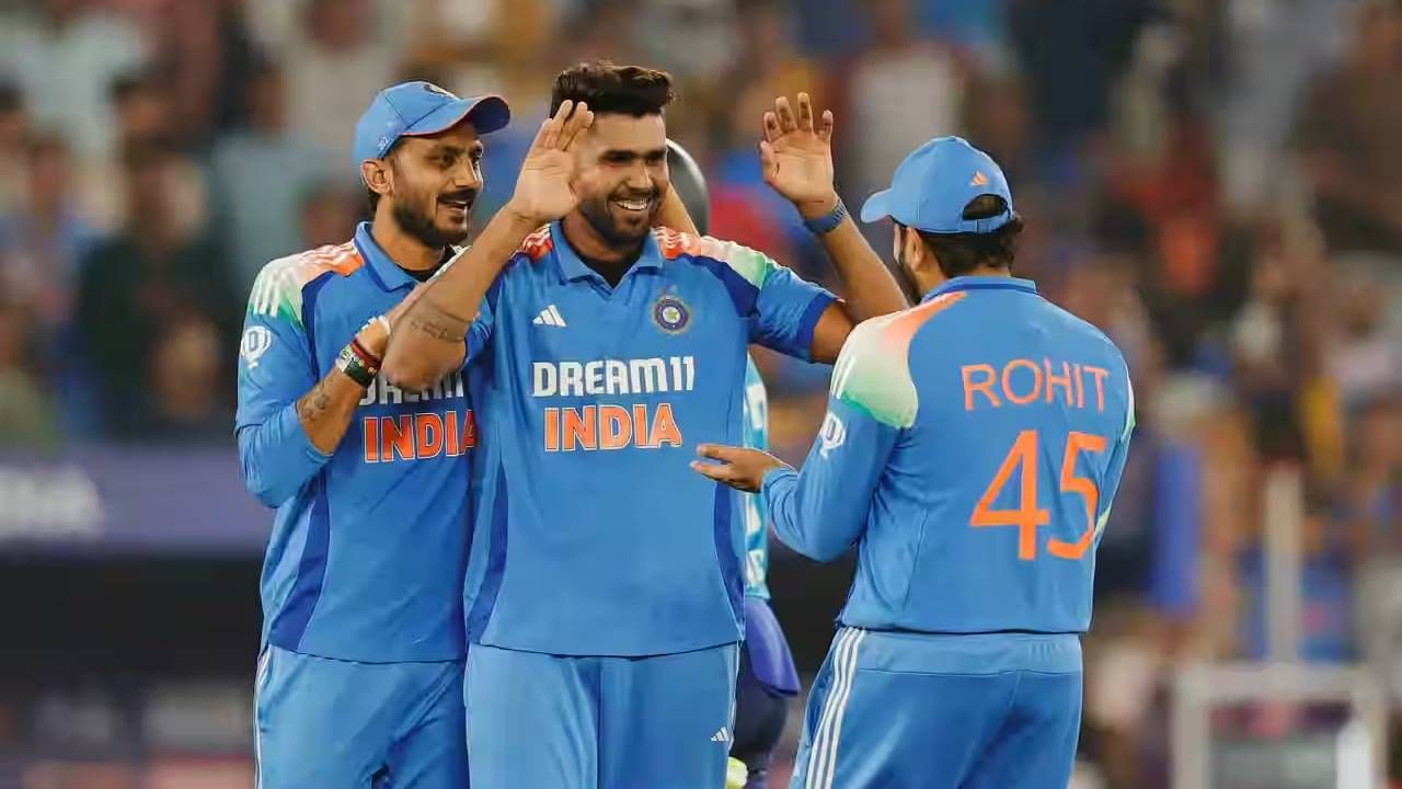 तीन सामन्यांच्या वनडे मालिकेत इंग्लंडला क्लिन स्वीप, चॅम्पियन्स ट्रॉफीसाठी टीम इंडिया सज्ज तीन सामन्यांच्या वनडे मालिकेत इंग्लंडला क्लिन स्वीप, चॅम्पियन्स ट्रॉफीसाठी टीम इंडिया सज्ज