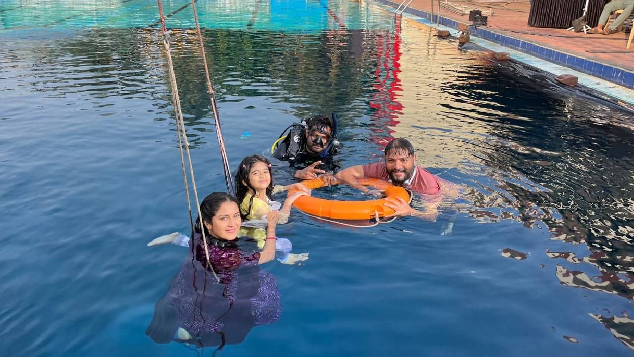 याविषयी ती पुढे म्हणाली, "जेव्हा आम्ही रिहर्सल केली, त्यावेळी माझ्या अंगावर सहा किलो वजन बांधलेलं होतं. शूटच्या दिवशी मी जवळपास 11-12 तास पाण्यात होते. हिवाळा असल्यामुळे प्रचंड थंडी होती. जेव्हा शूट पूर्ण झालं तेव्हा मी एक चॅलेंज पूर्ण केलं असं जाणवलं."