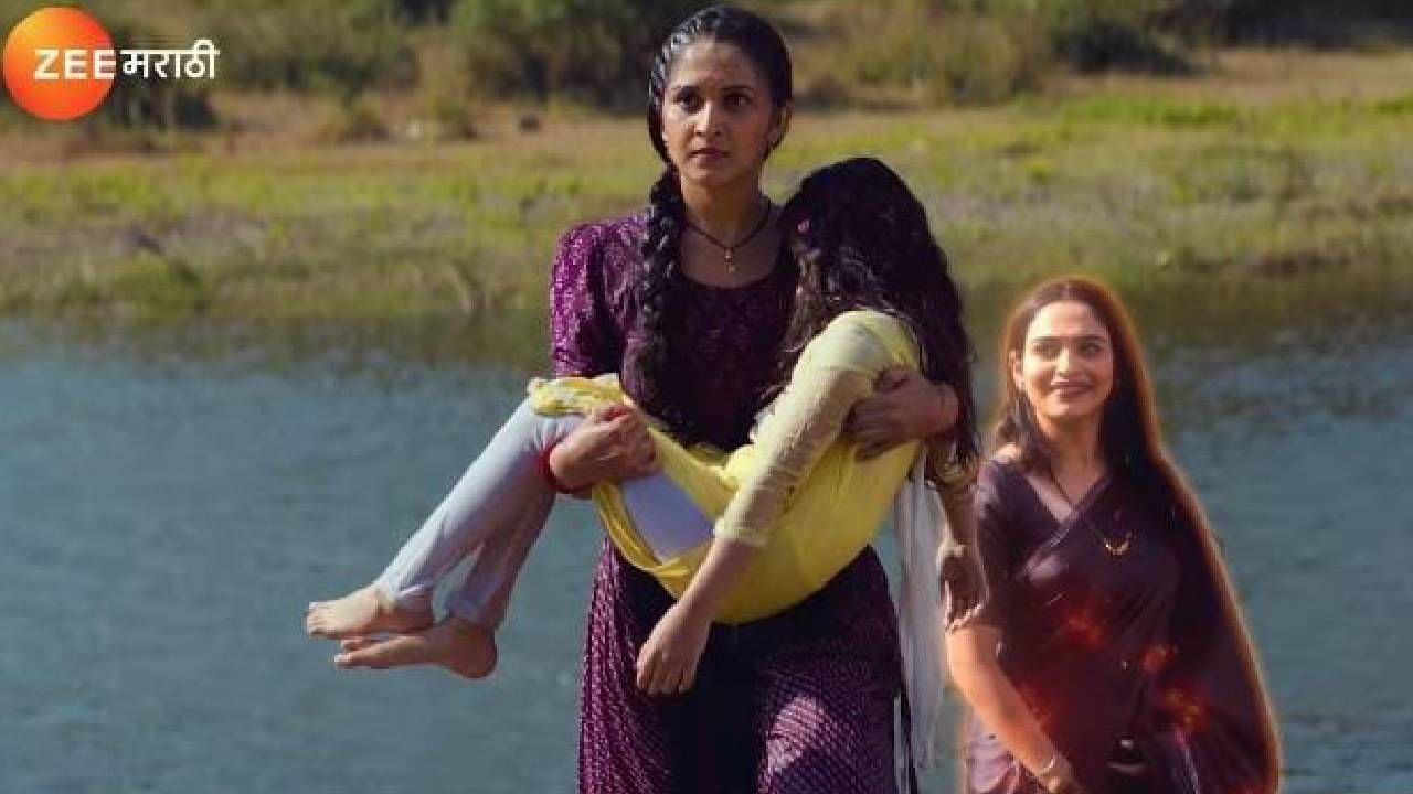 या सगळ्यांचा पाठलाग करत अंबिकाच्या प्रार्थनांना प्रतिसाद देत देवीने तिच्या मुलीच्या संरक्षणासाठी मीराला पाठवलं, जिची देवीवर नाराजी आहे, जिचा देवीवर विश्वास नाही. अशी मीरा आत्मारूपी अंबिकाला पाहू शकते, तिला स्पर्श करू शकते, तसंच अंबिका तिच्यासोबत देवळाच्या पायऱ्याही चढू शकते.