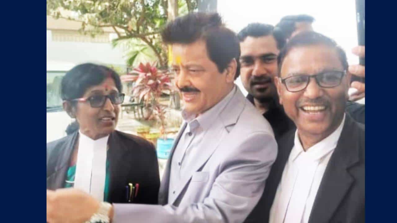 10 हजारांचा दंड ठोठावताच उदित नारायण कोर्टात हजर, पत्नी म्हणाली, मुंबईत गेल्यावर मागे लागतात गुंड