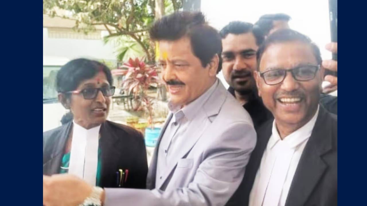 10 हजारांचा दंड ठोठावताच उदित नारायण कोर्टात हजर, पत्नी म्हणाली, मुंबईत गेल्यावर मागे लागतात गुंड