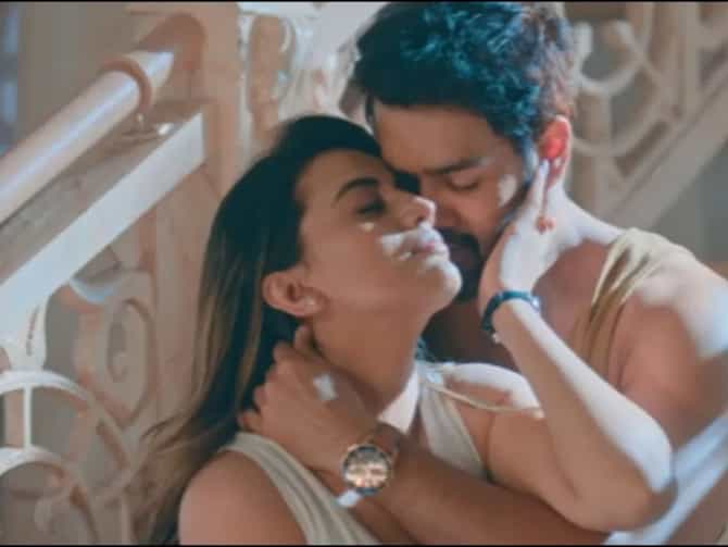 भारतातील 6 सर्वात बोल्ड चित्रपट; ज्यांना सेन्सर बोर्डानं देशात केलं बॅन, तिसऱ्या चित्रपटाचं चारचौघात नाव घेतानाही वाटते लाज