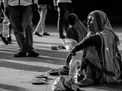 झोपडीत सापडला केटीएमसह कोट्यवधी रुपयाचा ऐवज, भिकारी महिलेच्या जावयाची ओळख पटताच पोलीस हादरले, बसला मोठा धक्का