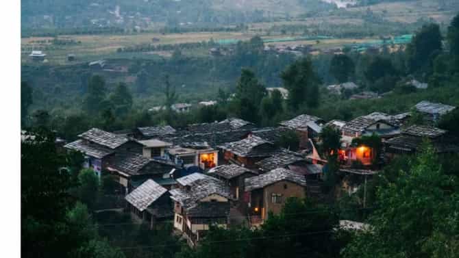 भारताच्या या गावात अचानक घुसले अमेरिका, इंग्लडमधून आलेले फॉरेनर; ठोकला अख्ख्या गावावर दावा, ग्रामस्थांना एका बाजुला उभं केलं अन्...