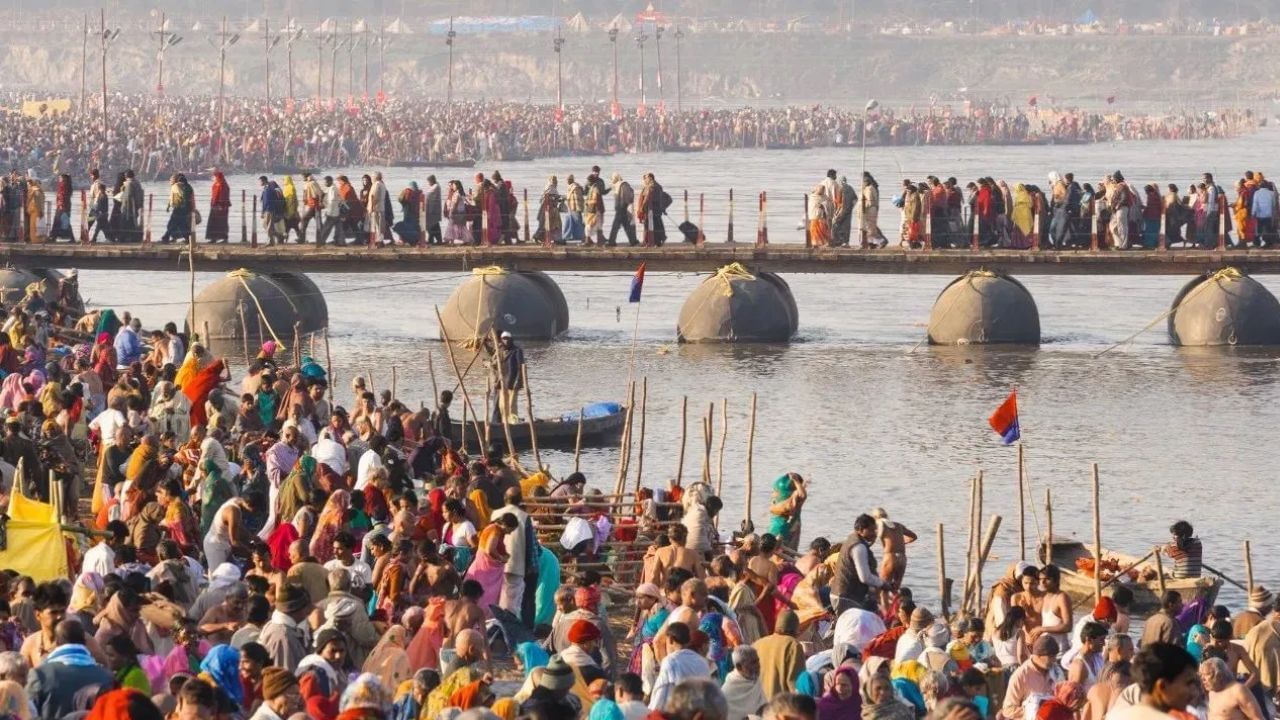 चमत्कारच! कुंभमेळ्यात डुबकी मारताच वृद्धाला मिळाली अशी वस्तू; लोकांना डोळ्यावर विश्वासच बसाना, पाहाण्यासाठी भाविकांच्या रांगाच रांगा चमत्कारच! कुंभमेळ्यात डुबकी मारताच वृद्धाला मिळाली अशी वस्तू; लोकांना डोळ्यावर विश्वासच बसाना, पाहाण्यासाठी भाविकांच्या रांगाच रांगा