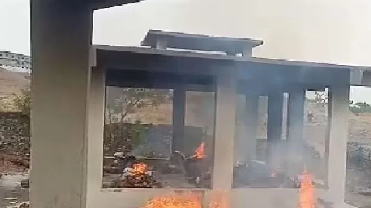 अत्यंयात्रेवेळी मृतदेहाच्या मागे पैसे का उधळले जातात? खरं कारण तुम्हालाही माहिती नसेल अत्यंयात्रेवेळी मृतदेहाच्या मागे पैसे का उधळले जातात? खरं कारण तुम्हालाही माहिती नसेल