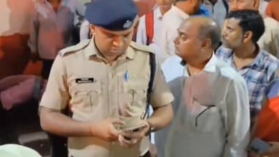 मला मराठी येत नाही, जा माझी तक्रार करा, आरपीएफ जवानाची मनसे नेत्यासोबत मुजोरी